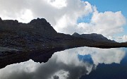 46 Laghetto al Monte Aviasco con vista verso il Pizzo Farno a dx